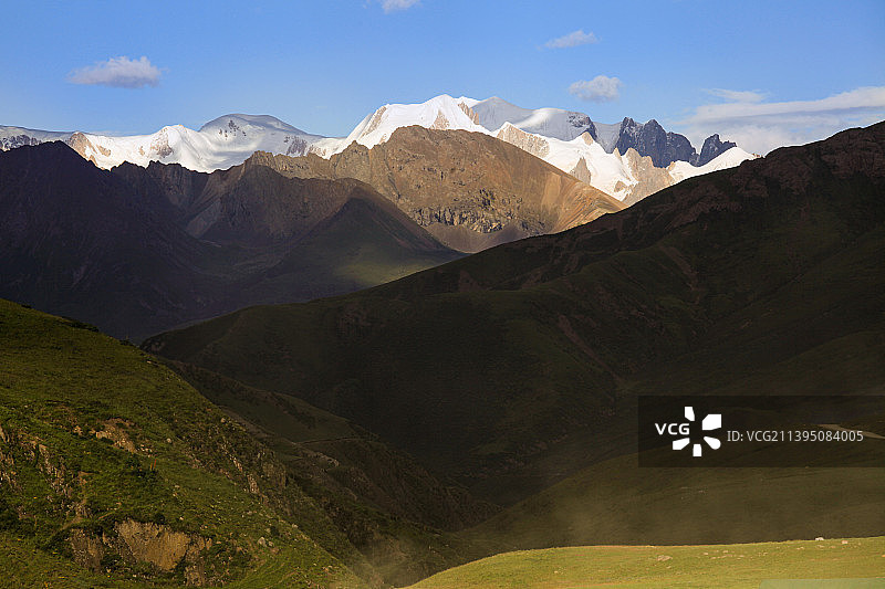 山那边远方的布加雪山图片素材