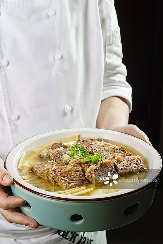 牛里脊春笋汤图片素材