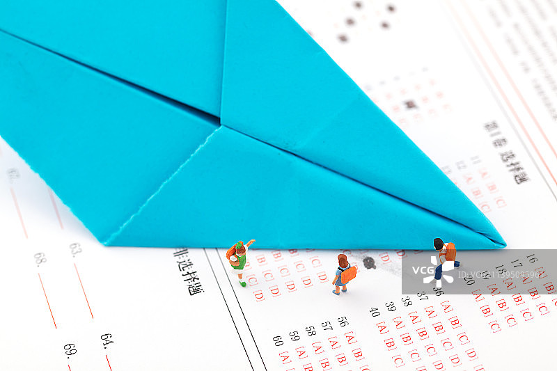 微缩场景孩子的教育小飞机答题卡图片素材