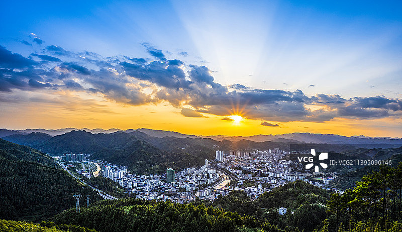 耶稣光下的台江县城图片素材