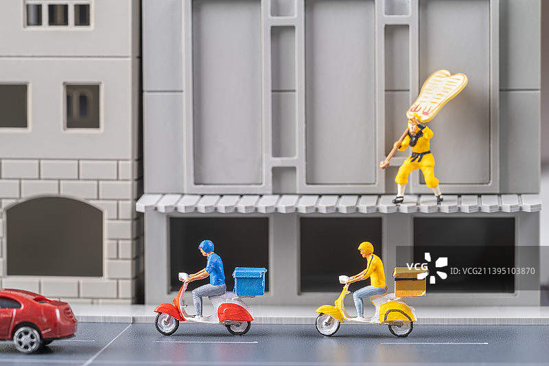 高温天气下送货的外卖员创意微缩景观图片素材