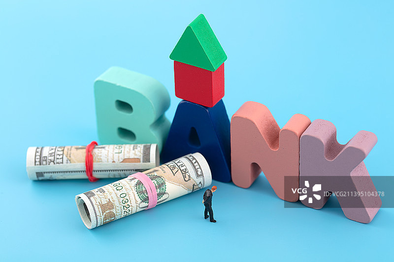 微缩创意买房资金银行贷款图片素材