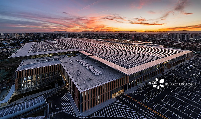 亚洲最大火车站丰台站晚霞图片素材