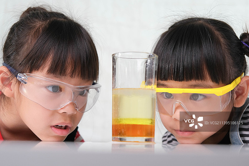 孩子们在泰国教室里学习和做科学实验图片素材