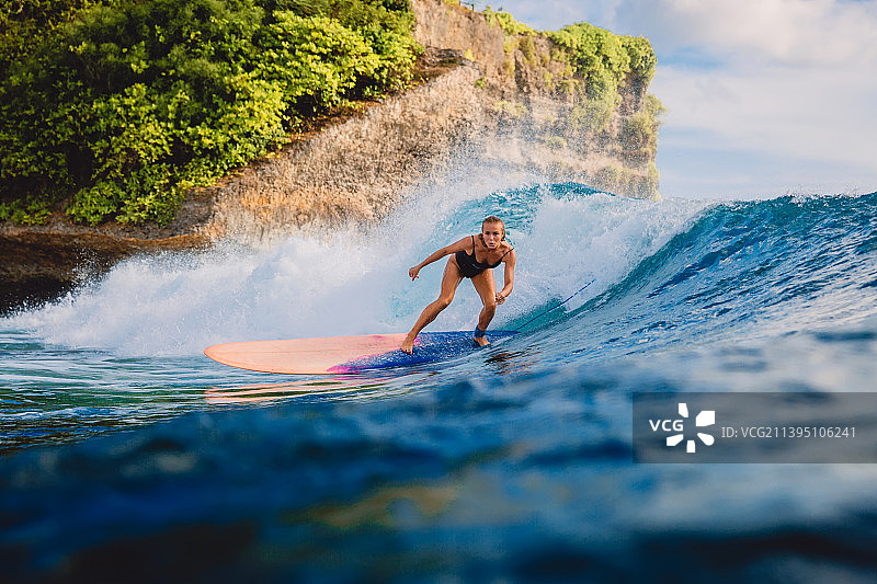 男子在海中冲浪图片素材