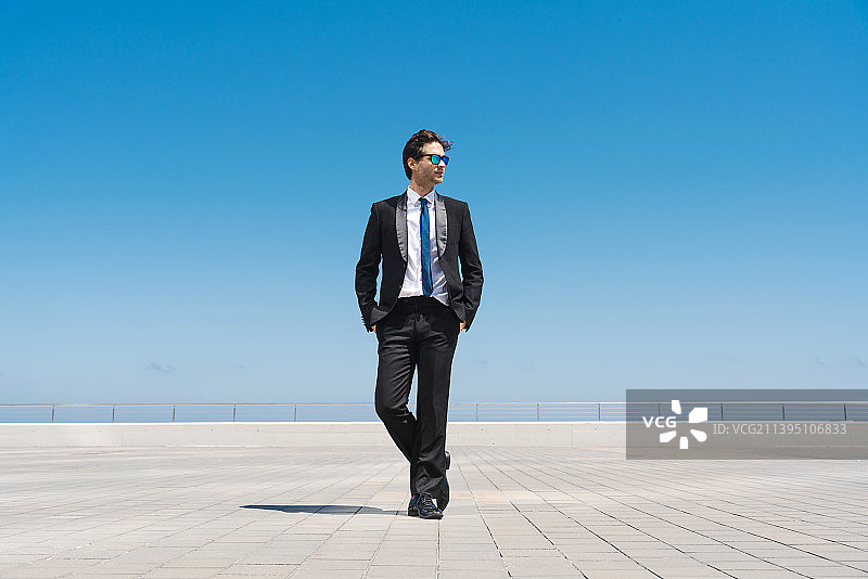 穿着优雅西装的户外英俊商人图片素材