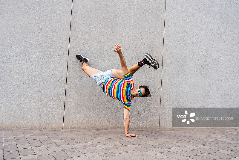 做杂技的柔韧酷炫商人图片素材