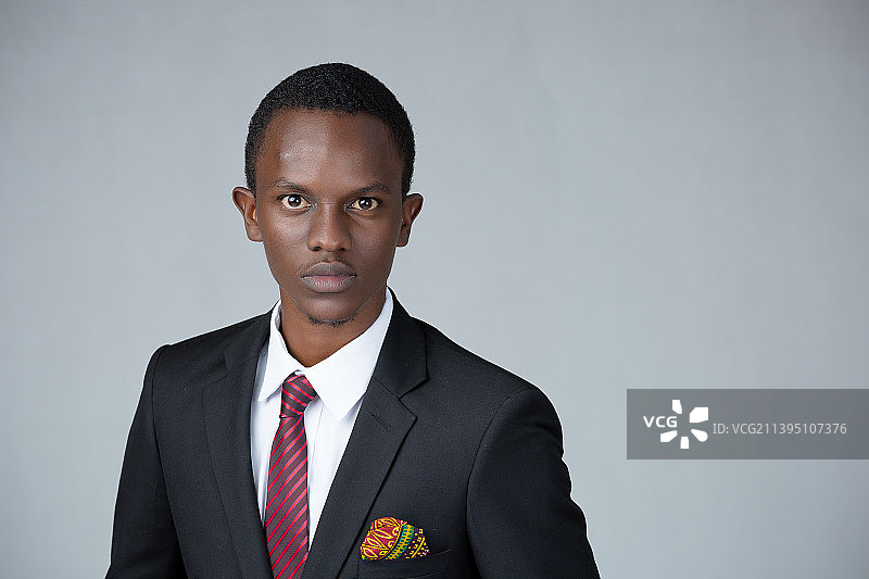 内罗毕肯尼亚灰色背景下的男商人肖像图片素材