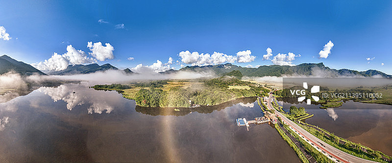 雾虹云雾下大九湖全景图图片素材