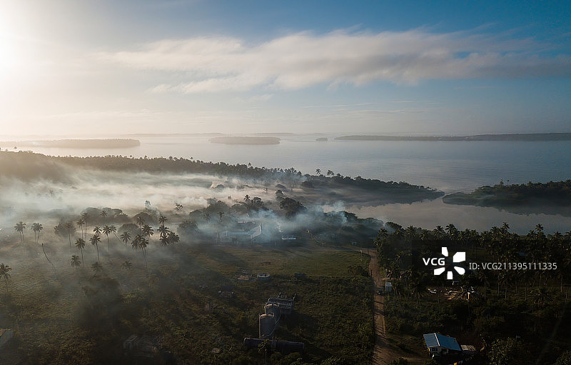 航拍海岛村庄清晨的晨雾图片素材