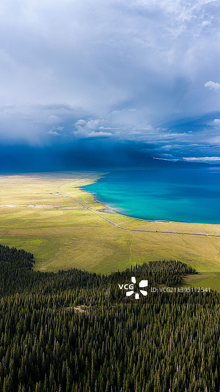 新疆博州赛里木湖自然风光航拍图片素材