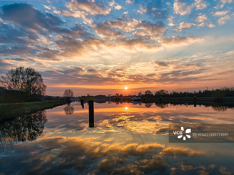日落时分德国杜伊斯堡湖泊的壮丽景色图片素材
