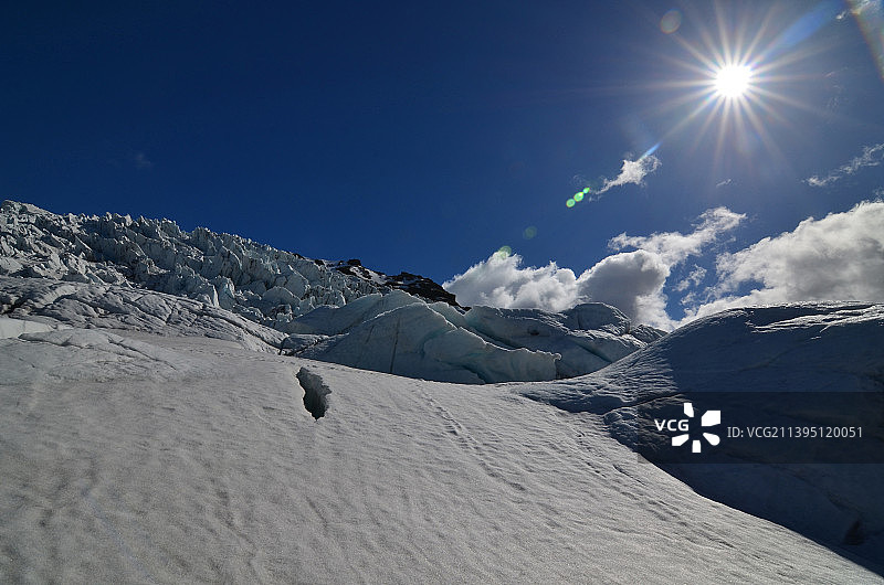 阳光照耀在雪白的冰川上图片素材