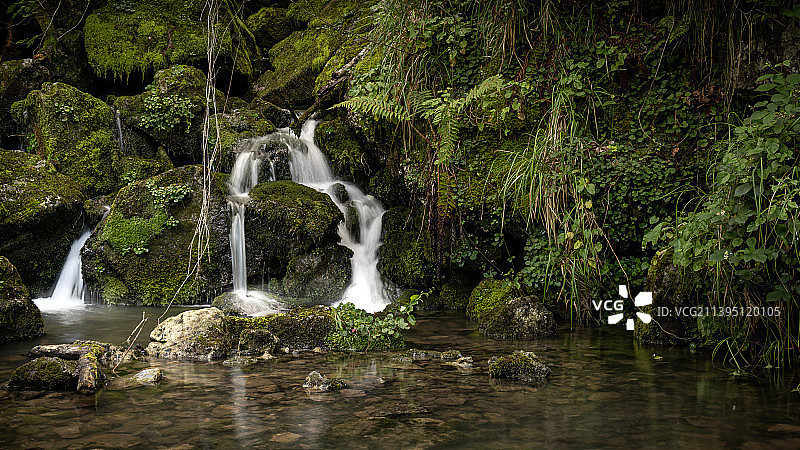 西班牙吉普斯夸森林瀑布风景图片素材