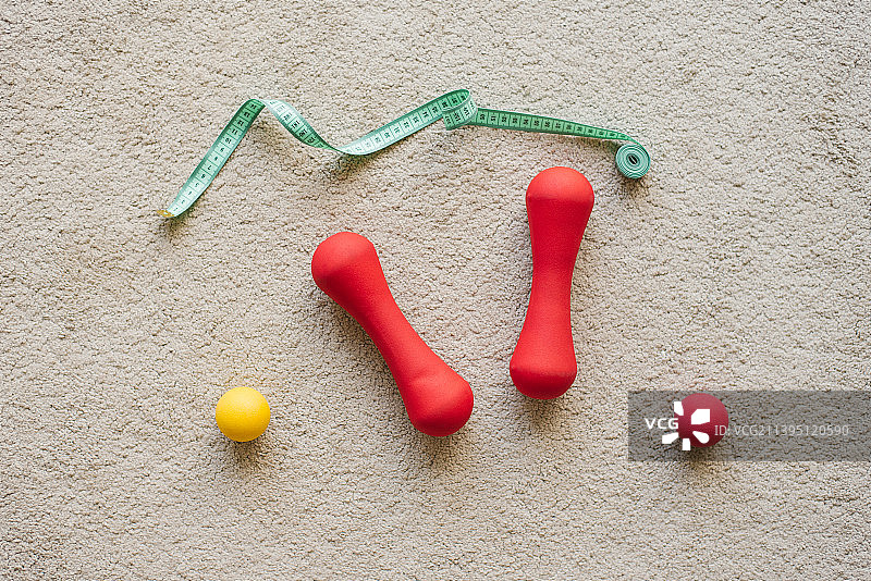 红色哑铃、卷尺和运动器材俯视扁平风素材图片素材