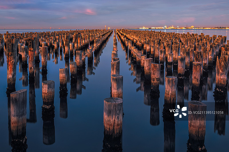 墨尔本港日落时分的木桩海景全景，澳大利亚维多利亚州图片素材