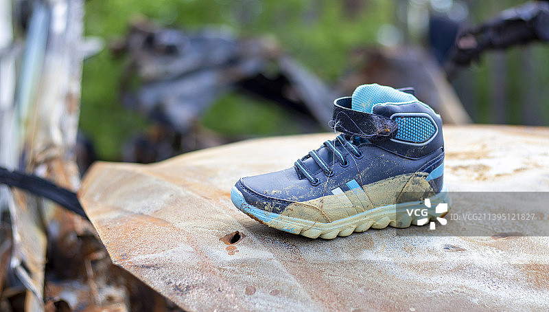 事故后烧毁汽车上的儿童鞋子特写图片素材