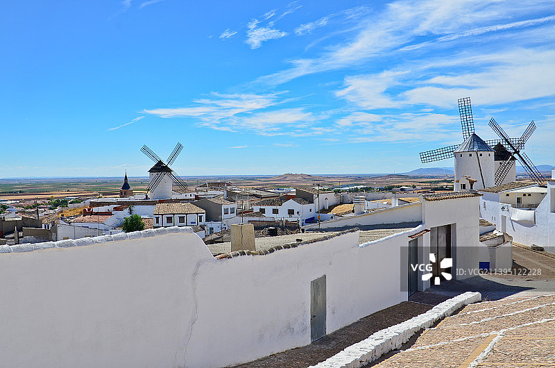 西班牙坎波德克里普塔纳：天空下城市建筑物的俯视角度照片图片素材