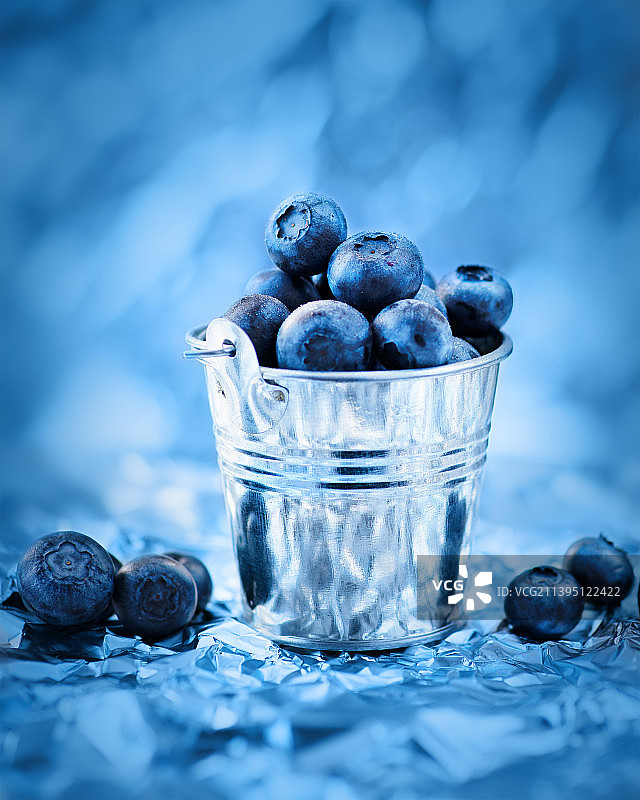 桌上容器中蓝莓特写图片素材