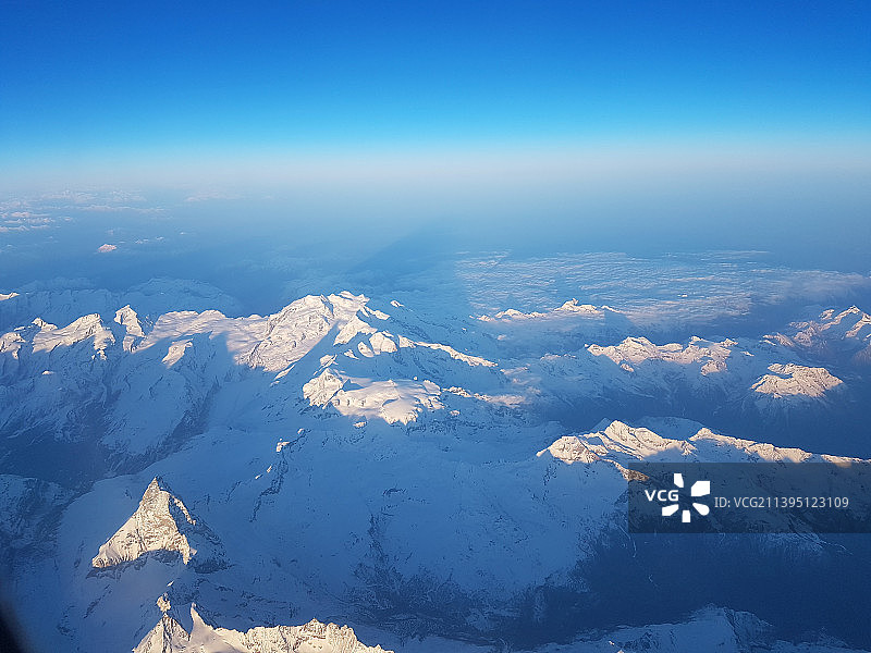 马特洪峰在晚霞中的瑞士阿尔卑斯山航拍景色图片素材