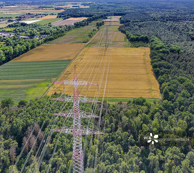 德国森林区域的输电线路鸟瞰，有金属电力杆和高压电线图片素材