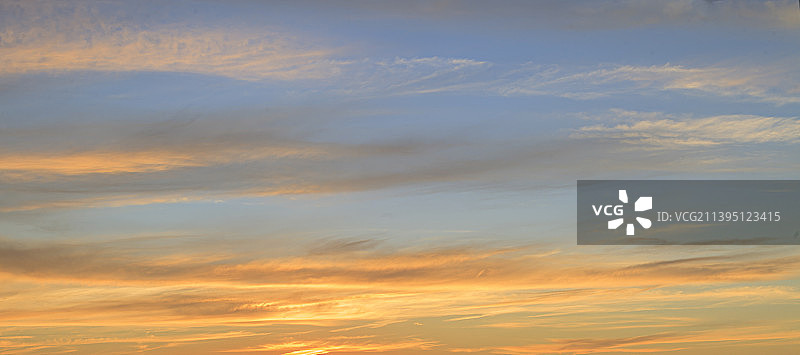 绚丽的晚霞天空和发光云彩图片素材