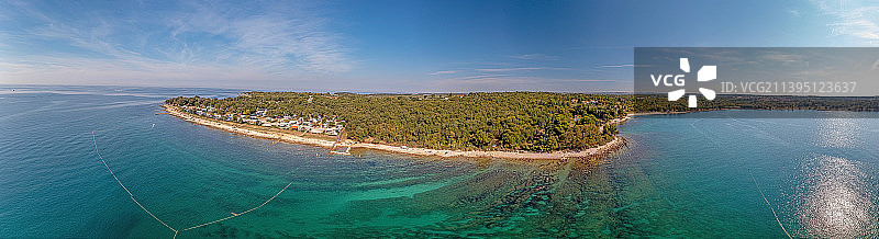 无人机拍摄的克罗地亚波雷奇附近伊斯特里亚亚得里亚海海岸全景图片素材