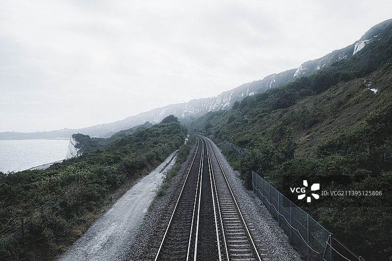 英国福克斯通海滩和白色悬崖边的铁路图片素材