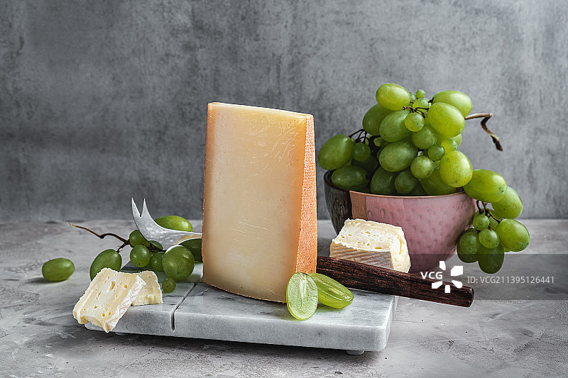 带绿色葡萄的奶酪片图片素材