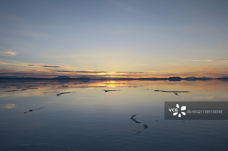 玻利维亚乌尤尼盐沼日落海景图片素材