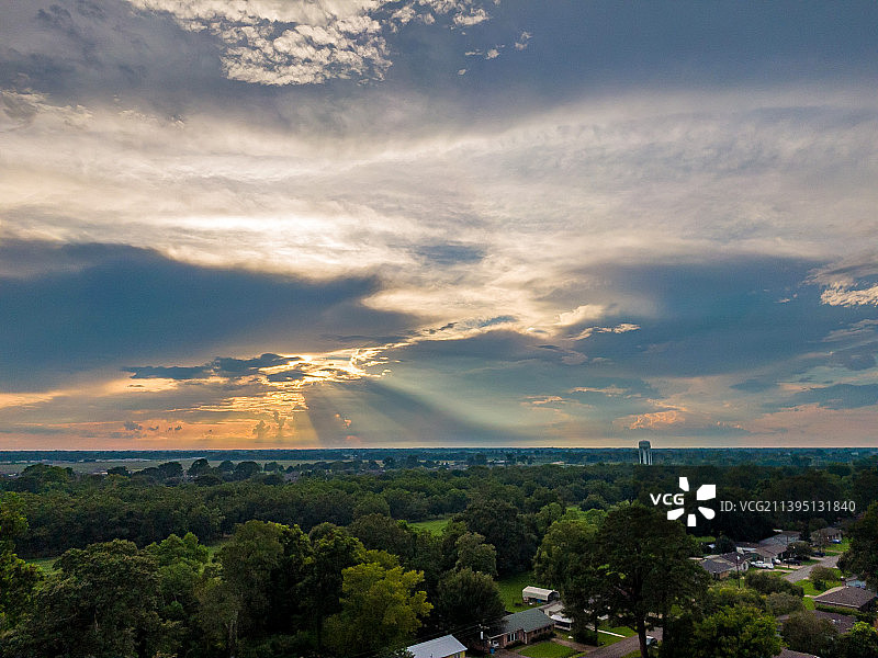美国路易斯安那州Pointe Coupee Parish日落时分树木和建筑鸟瞰图片素材