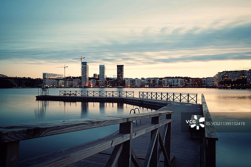 日落时分，建筑旁的河流美景图片素材