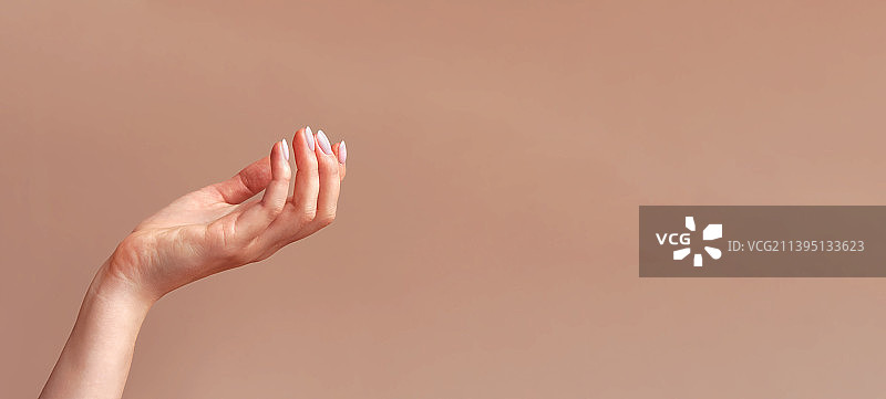 米色背景上的女人手部模型，简约自然女性图片素材