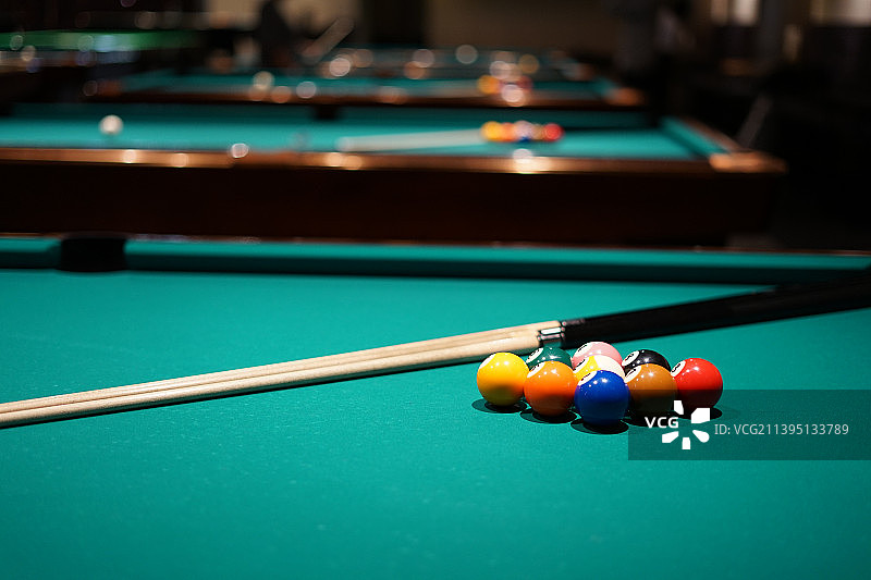 桌上的台球特写图片素材