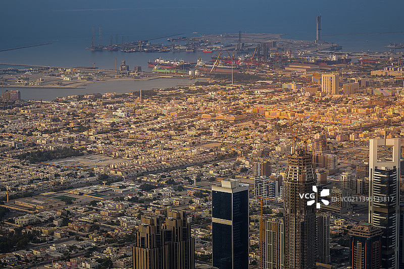 从哈利法塔观景台看到的迪拜天际线图片素材