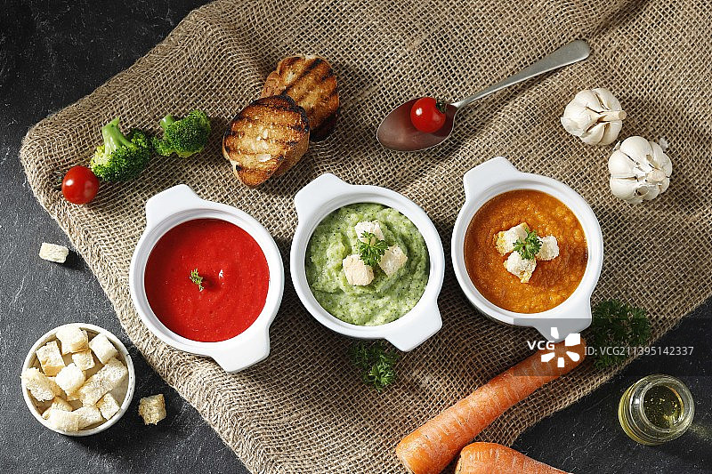 三色蔬菜汤：西兰花、番茄、胡萝卜图片素材