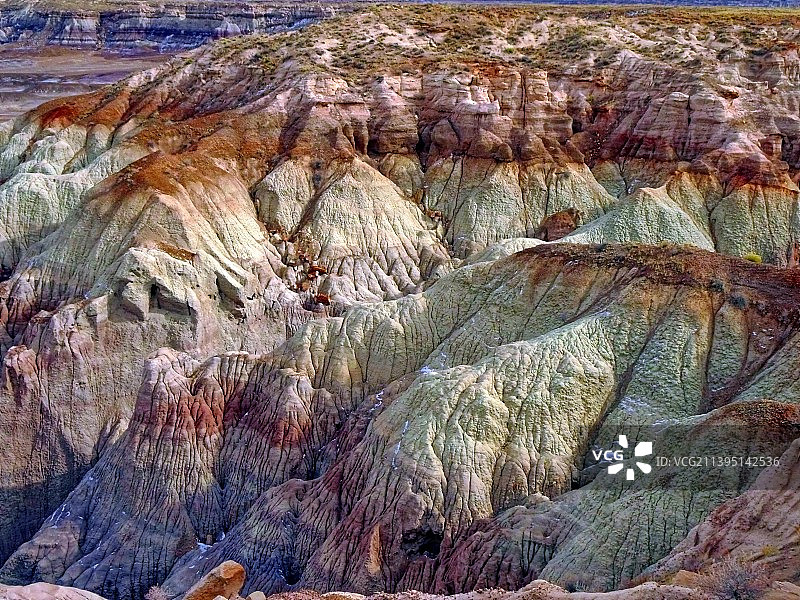 美国亚利桑那州石化林国家公园岩层的鸟瞰图图片素材