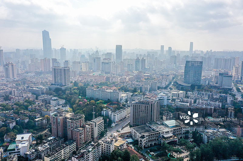 航拍云南昆明蓝天白云下的城市建筑群 五华区盘龙区边界图片素材