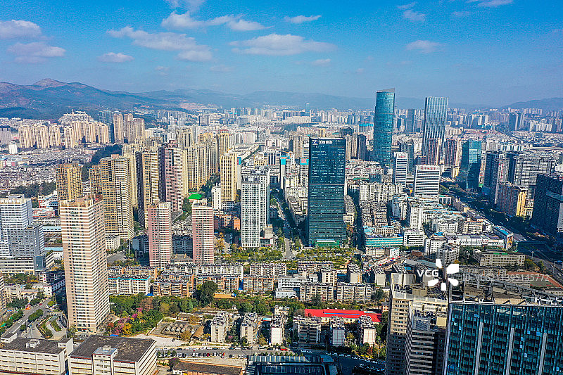 航拍云南昆明蓝天白云下的城市建筑群 五华区盘龙区边界图片素材