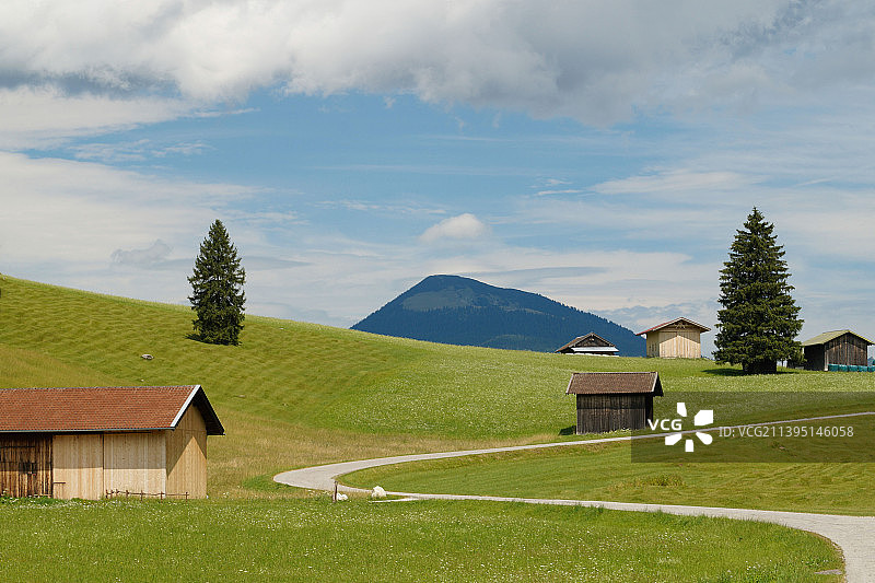 德国米滕瓦尔德的田野和房屋风光图片素材