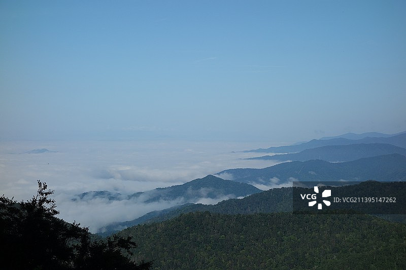 云雾缭绕的山顶航拍图片素材