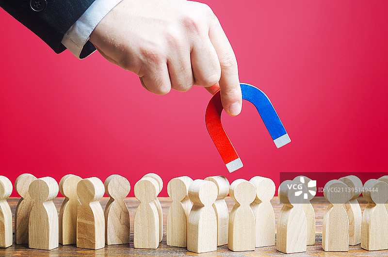 男人用磁铁招聘求职者图片素材