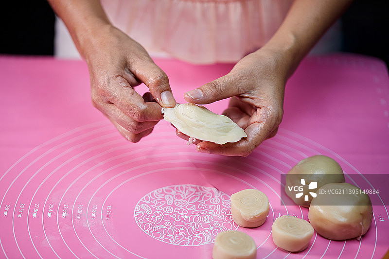 女人的手正在制作咖喱角的面团图片素材