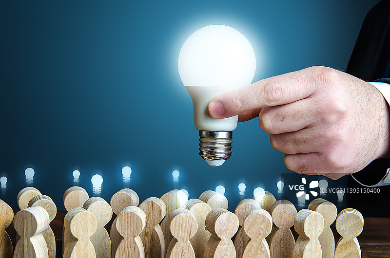 领导者积累思想和经验以制定解决方案图片素材