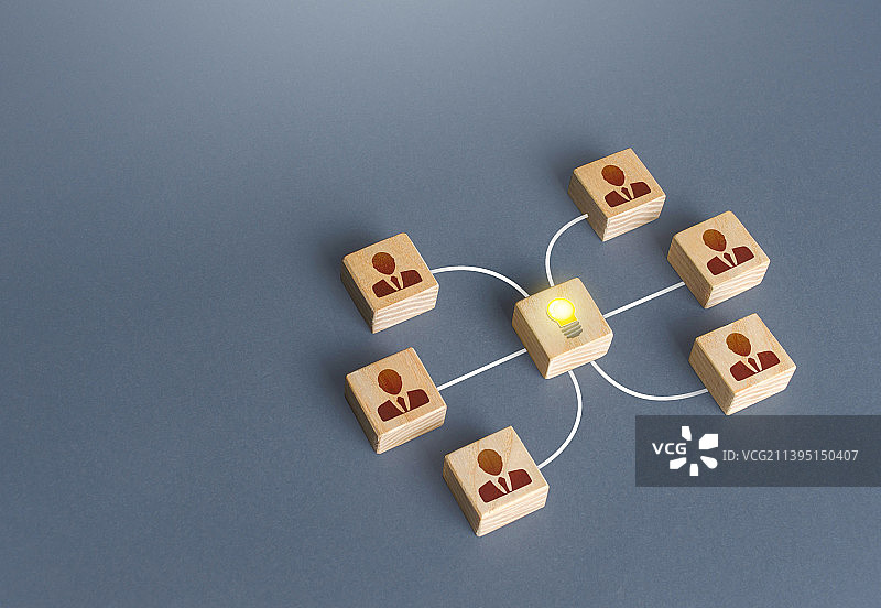 人们通过灯泡创意进行交流图片素材
