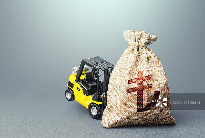 黄色叉车无法抬起土耳其里拉钱袋，利率图片素材