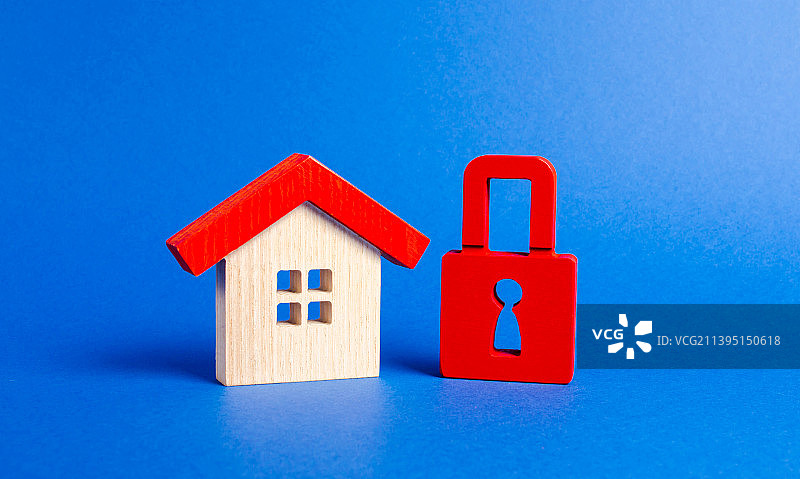 木制房屋和红色挂锁图片素材
