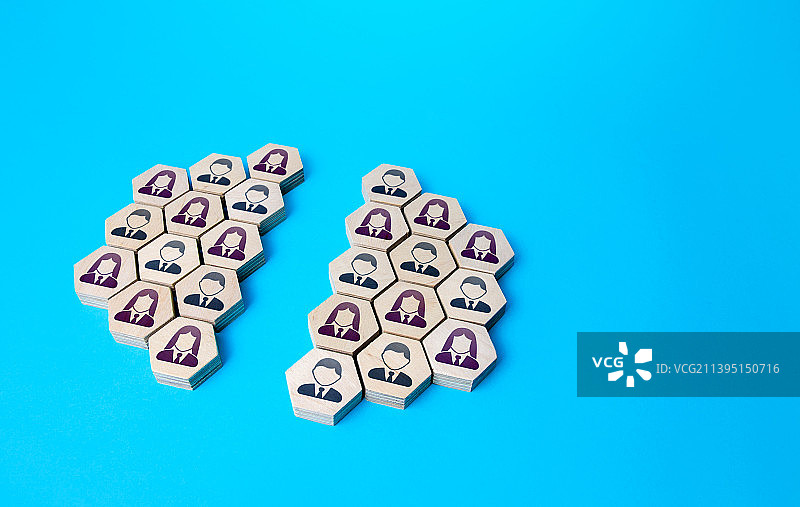 人群分为两组，乌克兰图片素材