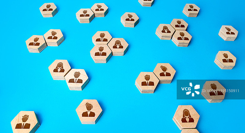 蓝色背景上的玩具积木俯视图图片素材