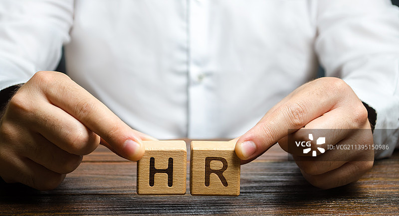 商人持有印有“HR”字样的方块图片素材